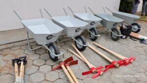 Carrinhos de mão feitos por presos de Piraquara estão sendo usados em Rio Bonito do Iguaçu