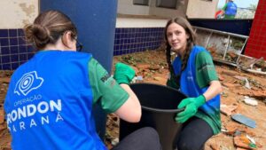 Acadêmicos da Unioeste se unem à reconstrução de Rio Bonito do Iguaçu e ajudam a limpar creche