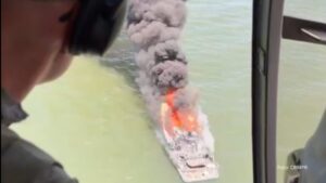 Incêndio em lancha mobiliza bombeiros em Paranaguá (Vídeos)