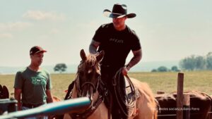 Prefeito “cowboy” não leva desaforo para casa e vai para cima de homem que o ameaçou (Vídeo)