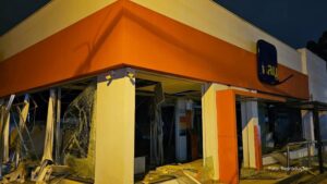Bandidos fortemente armado explodem agência bancária durante roubo no Paraguai (Vídeo)