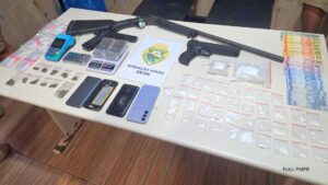 PMPR prende homem por tráfico de drogas e apreende armas em Shangri-lá, em Pontal do Paraná