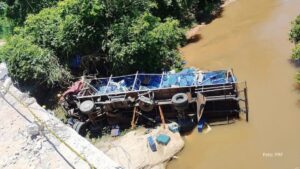 Homem morre após caminhão cair de ponte na BR-163, em Pedro Gomes, no MS