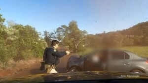 Após fuga e perseguição, PRF prende casal transportando drogas, no Paraná (Vídeo)