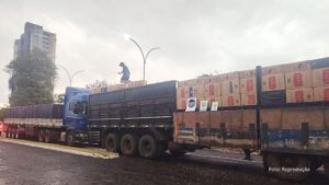 Paraguaios são presos no Brasil com cigarros contrabandeados; dois caminhões eram usados no crime