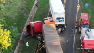 Colisão envolvendo três carretas e um Jeep deixa uma pessoa morta na BR-163 (Vídeo)