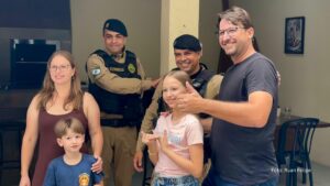 Heróis: policiais reencontram família após resgate em cabeça d’água em Guaratuba