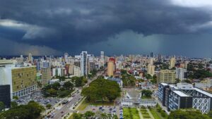 Semana de chuva terá temperaturas mais amenas no Paraná