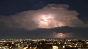 Após milhares de raios no céu, chuva diminui e temperaturas seguem na gangorra no Paraná