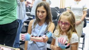 Menina conhece impressora 3D da Carreta da Inovação e recebe prótese de mão do Estado