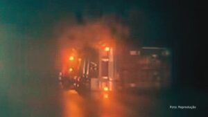 Filme de terror em rodovia na Argentina, possível tornado tomba mais de 10 caminhões (Vídeo)
