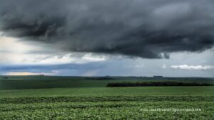 Nova frente fria aumenta risco de tempestade no início da semana no Paraná
