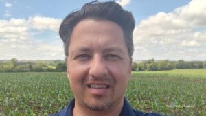 Imagens mostram esposa segurando uma faca minutos antes de agrônomo ser esfaqueado (Vídeo)