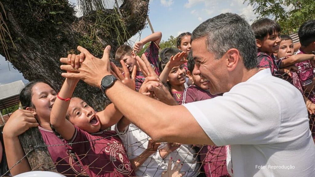 Santiago Peña visita Villa Rica, enfia literalmente o “pé no mato” e criançada fica em êxtase (Vídeo)