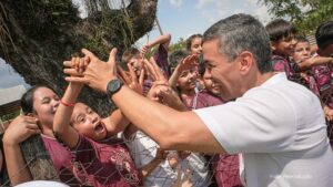 Santiago Peña visita Villa Rica, enfia literalmente o “pé no mato” e criançada fica em êxtase (Vídeo)