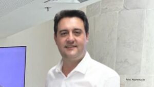 Decisão de Ratinho Junior de desistir de candidatura pega aliados de surpresa