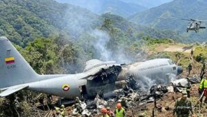 Avião militar da FAC cai no Sul da Colômbia com mais de 120 pessoas a bordo (Vídeo)