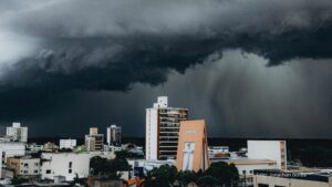 Ciclone pode ser mais intenso e trazer rajadas de mais de 100 km/h e agitação marítima