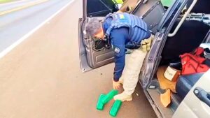 PRF prende paraguaios transportando mais de 100 quilos de maconha no PR (Vídeo)