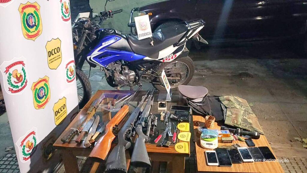 Polícia paraguaia apreende arsenal e maconha e detém dois supostos integrantes de torcida do Olímpia