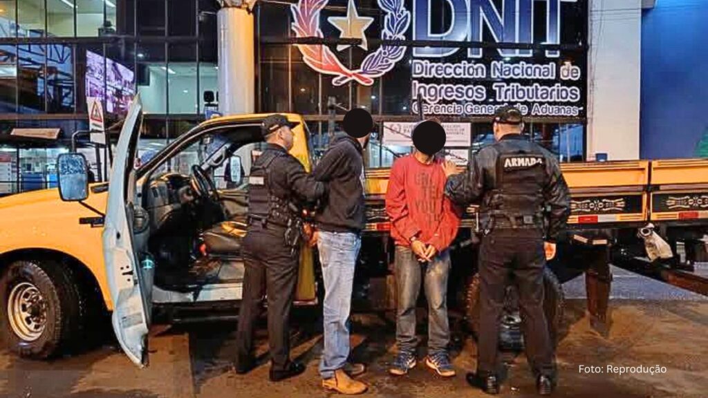 Brasileiros são presos por autoridades paraguaias na Ponte da Amizade com F-350 roubada em Cascavel