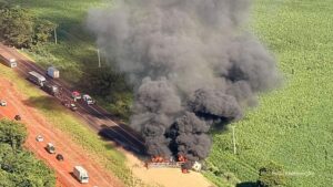 Tentativa de ultrapassagem provoca grave acidente entre caminhão e caminhonete no PR (Vídeo)