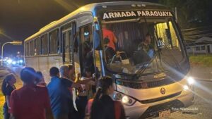 Transporte público parado e veículos das Forças Armadas e Itaipu nas ruas auxiliando a população do Paraguai (Vídeo)