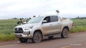 Brasileiro avança com caminhonete sobre manifestantes e atira contra a polícia na fronteira
