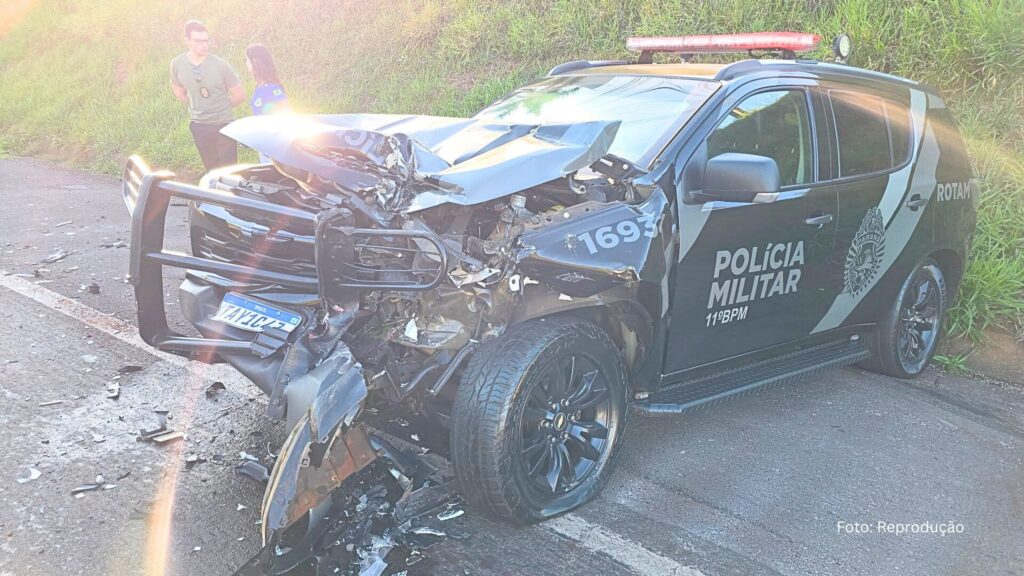 Viatura da ROTAM da PMPR se envolve em acidente com guincho na PR-317, em Maringá