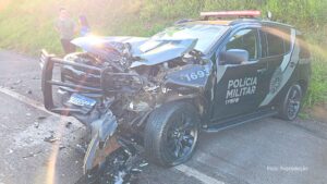 Viatura da ROTAM da PMPR se envolve em acidente com guincho na PR-317, em Maringá