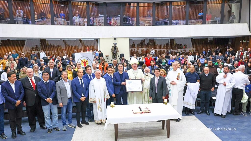 Micheletto, Ratinho Junior e integrantes do governo, participam de homenagem a lideranças católicas na Alep