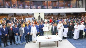 Micheletto, Ratinho Junior e integrantes do governo, participam de homenagem a lideranças católicas na Alep