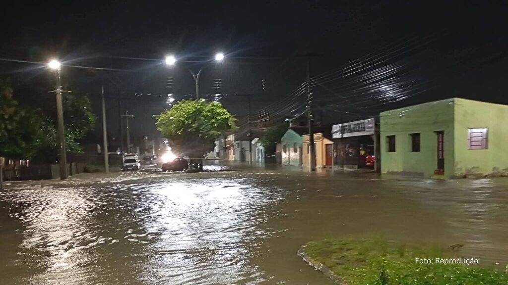 Temporal no RS deixa desalojados e provoca danos em 19 cidades (vídeo)
