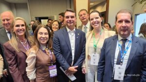 Encontro de lideranças: Micheletto junto de Flávio Bolsonaro durante a XXVll a Brasília