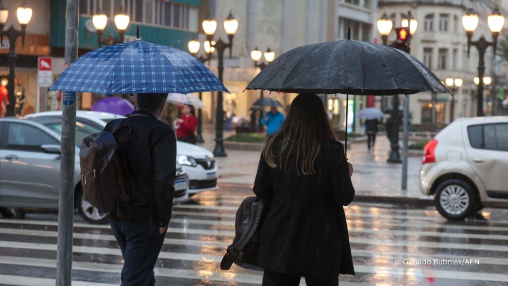 Vento, chuva e queda nas temperaturas: frente fria começa a atravessar o Paraná