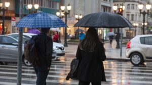 Vento, chuva e queda nas temperaturas: frente fria começa a atravessar o Paraná