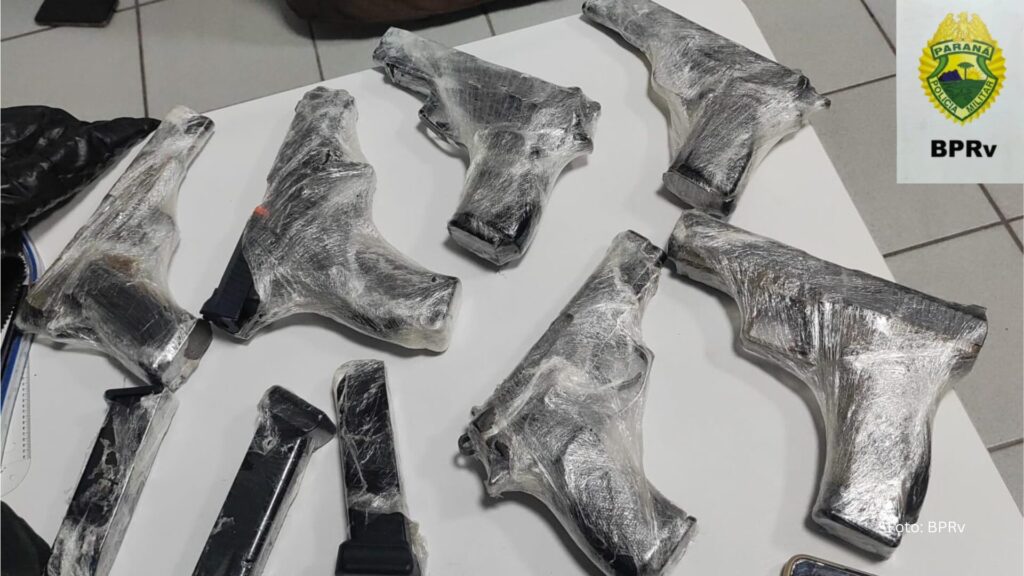 PMPR prende mulher em flagrante transportando seis pistolas em direção ao Rio de Janeiro