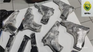 PMPR prende mulher em flagrante transportando seis pistolas em direção ao Rio de Janeiro