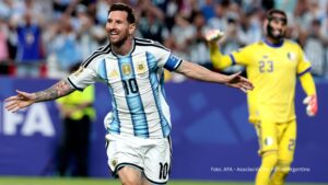 A bola segue sendo redonda, mas Lionel Messi se transforma cada vez mais em Gênio (Vídeo)
