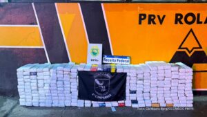 PMPR apreende 340 quilos de maconha, medicamentos e eletrônicos em ônibus na PR-444