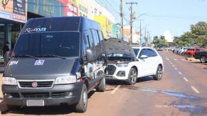 Acidente envolvendo veículo de luxo e van é registrado no centro de Assis Chateaubriand (Vídeo)