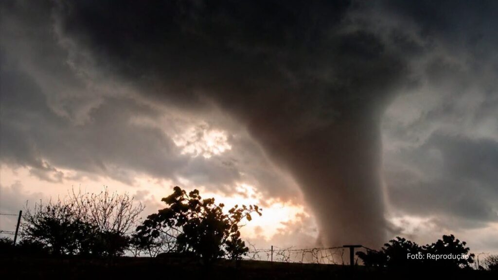 Moradores registram imagens assustadoras de um tornado no RS (Vídeo)