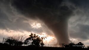 Moradores registram imagens assustadoras de um tornado no RS (Vídeo)