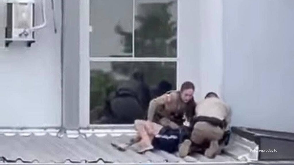 PMs sofrem fraturas após caírem de telhado durante ocorrência em Santa Catarina (Vídeo)
