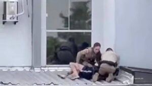 PMs sofrem fraturas após caírem de telhado durante ocorrência em Santa Catarina (Vídeo)