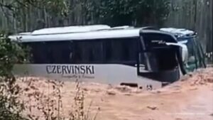 Correnteza arrasta ônibus durante temporal que atingiu o RS (Vídeo)
