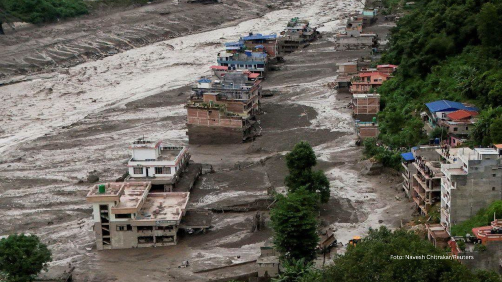 Inundação no Nepal, na fronteira com o Tibete, deixa mais de 100 mortos e centenas de desaparecidos (Vídeo)