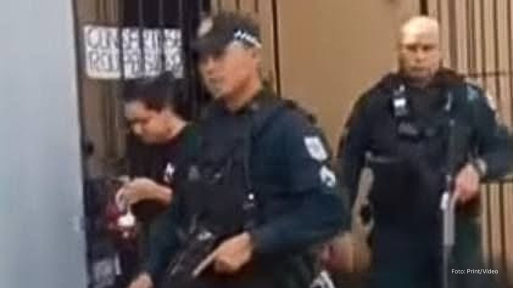 Mulher é autuada em flagrante suspeita de jogar óleo quente pela janela em crianças (Vídeo)
