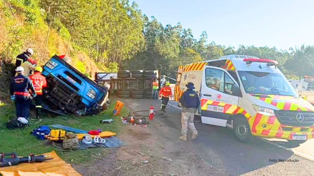 Caminhão descontrolado tomba, atinge pedestres e deixa três mortos no PR (Vídeo)
