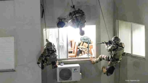 Bope da PMPR faz rapel, invade apartamento e resgata idosos feitos reféns em Londrina